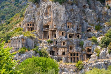 Myra Antik Şehri 'nde taş kesimi mezarlar. Myra, önce Lycian, sonra Antik Yunan, sonra Greko-Romen, sonra Bizans Yunancası, sonra da Lycia 'daki Osmanlı kasabası. Antalya, Türkiye - 10 Temmuz 2023.