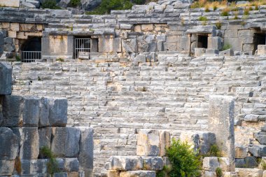 Myra Ancient City 'deki antik tiyatronun merdivenleri. Myra, önce Lycian, sonra Antik Yunan, sonra Greko-Romen, sonra Bizans Yunancası, sonra da Lycia 'daki Osmanlı kasabası.