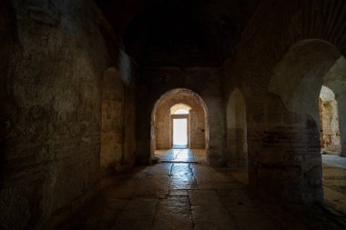 Aziz Niklas Kilisesi 'nin iç manzarası. Devasa duvarları ve kemerli kasaları var. Antalya, Türkiye - 10 Temmuz 2023.
