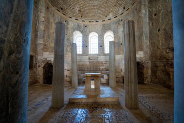 Aziz Niklas Kilisesi 'nin koro manzarası Demre. Aziz Niklas Kilisesi, antik Myra şehrinde bulunan eski bir Doğu Roma bazilika kilisesidir. Antalya, Türkiye - 10 Temmuz 2023.