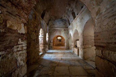 Aziz Niklas Kilisesi 'nin iç manzarası. Devasa duvarları ve kemerli kasaları var. Antalya, Türkiye - 10 Temmuz 2023.