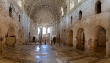 Aziz Niklas Kilisesi 'nin koro manzarası Demre. Aziz Niklas Kilisesi, antik Myra şehrinde bulunan eski bir Doğu Roma bazilika kilisesidir. Antalya, Türkiye - 10 Temmuz 2023.