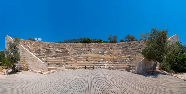 安提弗洛斯古城古希腊剧场全景 Antiphellus或Antiphellos 原名Habesos 是一个古老的沿海城市 — 图库照片