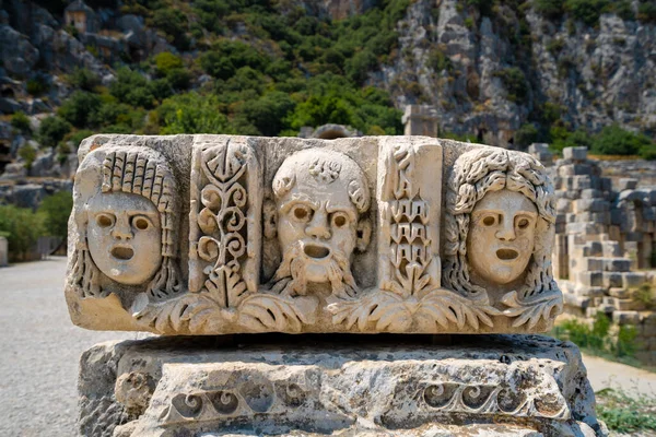 米拉古城的石头脸 迈拉是个Lycian 然后是古希腊人 然后是希腊罗马人 然后是拜占庭希腊人 然后是Lycia的奥斯曼人 土耳其安塔利亚 2023年7月10日 — 图库照片