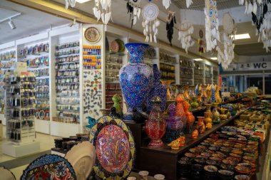 Aziz Niklas Kilisesi 'nin yanındaki hediyelik eşya dükkanında, Demre. Antalya, Türkiye - 10 Temmuz 2023.