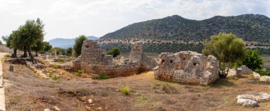 Andriake Kadim Şehri 'ndeki harabelerin panoramik görüntüsü. Andriaca eski bir şehirdir ve Lycia 'nın antik Myra kasabasının limanıdır. Demre, Antalya, Türkiye. Antalya, Türkiye - 10 Temmuz 2023.