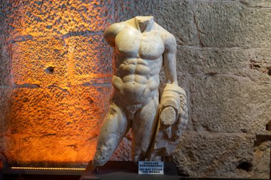 Torso (Herkül, Lenbach) mermer, Lycian Medeniyetler Müzesi 'nde Roma Preiod (2 - 3. yüzyıl). Antalya, Türkiye - 10 Temmuz 2023.