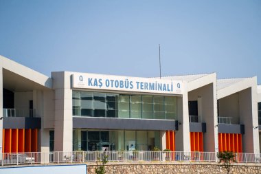 Kas bölgesindeki otobüs terminali binası. Antalya, Türkiye - 10 Temmuz 2023.