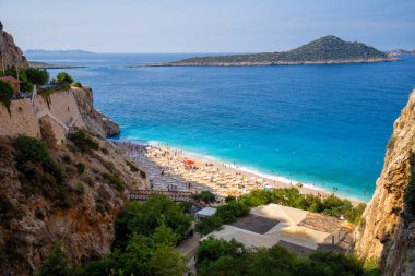 Kaputas Sahili 'nde yüzen insanlar. Kaputas Plajı, Kas ve Kalkan arasında küçük bir plajdır. Antalya, Türkiye - 10 Temmuz 2023.