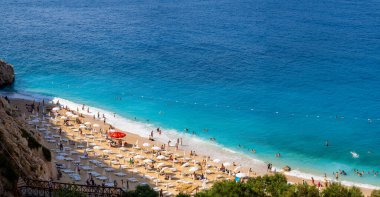 Kaputas Sahili 'nin panoramik manzarası. Kaputas Plajı, Kas ve Kalkan arasında küçük bir plajdır. Antalya, Türkiye - 10 Temmuz 2023.