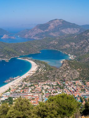 Lycian Yolu 'ndan Oludeniz' in (Mavi Göl) havadan panoramik görüntüsü. Mugla, Türkiye - 10 Temmuz 2023.