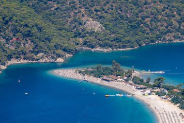 Oludeniz 'in havadan görünüşü (Mavi Göl) Lycian Yolu' ndan Kumburnu Sahili. Mugla, Türkiye - 10 Temmuz 2023.