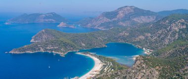 Oludeniz (Mavi Göl) Lycian Yolu 'nun manzarası. Mugla, Türkiye - 10 Temmuz 2023.