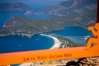 Oludeniz (Mavi Göl) Lycian Yolu 'nun manzarası. Mugla, Türkiye - 10 Temmuz 2023.