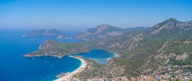 Lycian Yolu 'ndan Oludeniz' in panoramik görüntüsü. Mugla, Türkiye - 10 Temmuz 2023.