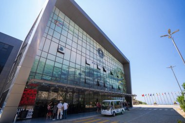 Oludeniz 'deki teleferik istasyonu binasında. Mugla, Türkiye - 10 Temmuz 2023.