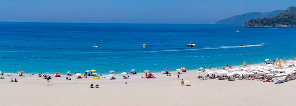Панорамный Вид Туристов Загорающих Плавающих Пляже Бельчекиз Бельчегиз Районе Олудениз — стоковое фото