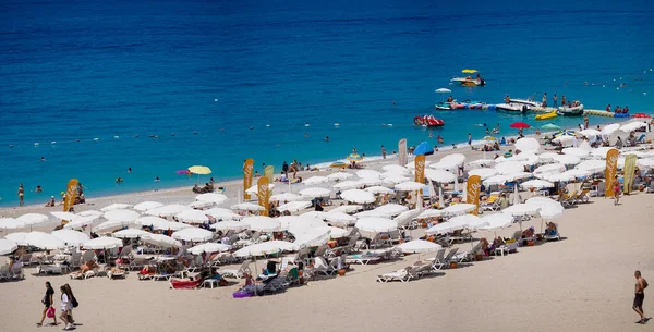 Vista Panorâmica Dos Turistas Que Tomam Banho Sol Nadam Praia — Fotografia de Stock