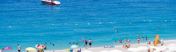 Vista Panorâmica Dos Turistas Que Tomam Banho Sol Nadam Praia — Fotografia de Stock