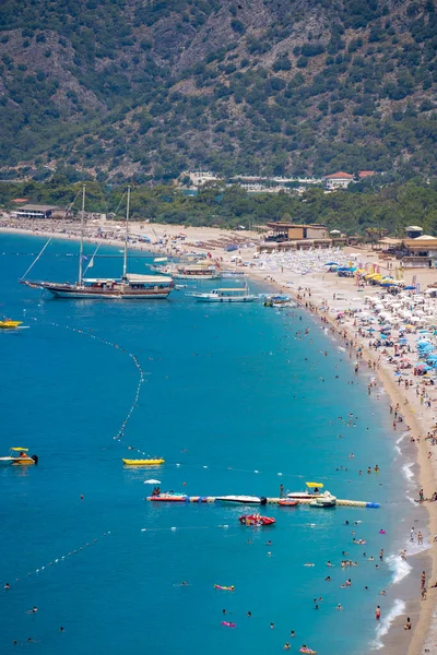 Άποψη Των Τουριστών Ηλιοθεραπεία Και Κολύμπι Στην Belcekiz Belcegiz Παραλία — Φωτογραφία Αρχείου