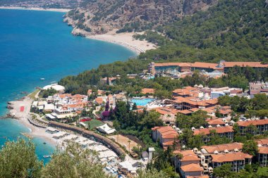 Oludeniz Lycia bölgesindeki otel binaları. Mugla, Türkiye - 10 Temmuz 2023.