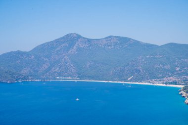 Belcekiz (Belcegiz) Plajı ve Oludeniz (Mavi Göl) manzarası. Mugla, Türkiye - 10 Temmuz 2023.
