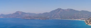 Belcekiz (Belcegiz) Plajı ve Oludeniz (Mavi Göl) panoramik manzarası. Mugla, Türkiye - 10 Temmuz 2023.
