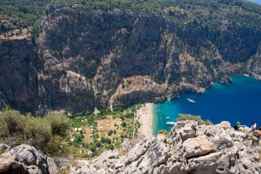 Oludeniz bölgesindeki Kelebek Vadisi 'nin havadan görünüşü. Türkiye 'nin Akdeniz kıyısında Kelebek Vadisi (Kelebekler Vadisi). Vadi çeşitli kelebek türlerine ev sahipliği yapar. Mugla, Türkiye - 10 Temmuz 2023.