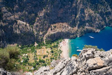 Oludeniz bölgesindeki Kelebek Vadisi 'nin havadan görünüşü. Türkiye 'nin Akdeniz kıyısında Kelebek Vadisi (Kelebekler Vadisi). Vadi çeşitli kelebek türlerine ev sahipliği yapar..