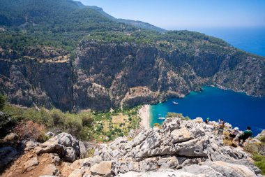 Oludeniz bölgesindeki Kelebek Vadisi 'nin havadan görünüşü. Türkiye 'nin Akdeniz kıyısında Kelebek Vadisi (Kelebekler Vadisi). Vadi çeşitli kelebek türlerine ev sahipliği yapar. Mugla, Türkiye - 10 Temmuz 2023.