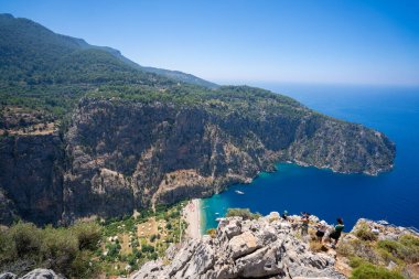 Kelebek Vadisi 'nin (Kelebekler Vadisi) ve Oludeniz ilçesindeki turistin hava manzarası. Mugla, Türkiye - 10 Temmuz 2023.