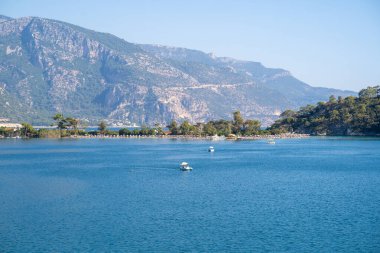 Fethiye ilçesine bağlı Oludeniz (Blue Lagoon) Kumburnu plaj beldesi. Mugla, Türkiye - 10 Temmuz 2023.