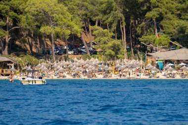 Fethiye Körfezi 'nde yüzen ve güneşlenen turistler. Mugla, Türkiye - 10 Temmuz 2023.