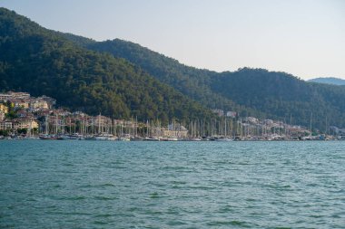 Fethiye Körfezi 'nden Fethiye limanındaki gemilerin görüntüsü. Mugla, Türkiye - 10 Temmuz 2023.