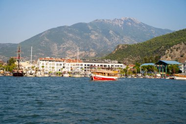 Fethiye Körfezi 'nden Fethiye limanındaki gemilerin görüntüsü. Mugla, Türkiye - 10 Temmuz 2023.