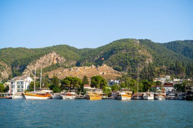 Fethiye Körfezi 'nden Fethiye limanındaki gemilerin görüntüsü. Mugla, Türkiye - 10 Temmuz 2023.