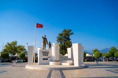 Fethiye şehir merkezindeki meydanda Atatürk heykeli. Mugla, Türkiye - 10 Temmuz 2023.