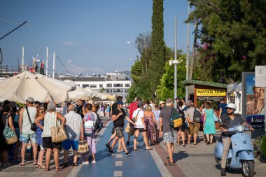 Fethiye Limanı 'ndaki yaya bölgesinde kalabalık vardı. Mugla, Türkiye - 10 Temmuz 2023.