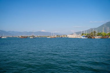 Fethiye limanındaki gemilerin görüntüsü. Mugla, Türkiye - 10 Temmuz 2023.