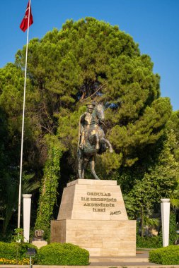 Fethiye Cumhuriyet Meydanı 'nda at heykeli üzerinde Mustafa Kemal Atatürk. Mugla, Türkiye - 10 Temmuz 2023.