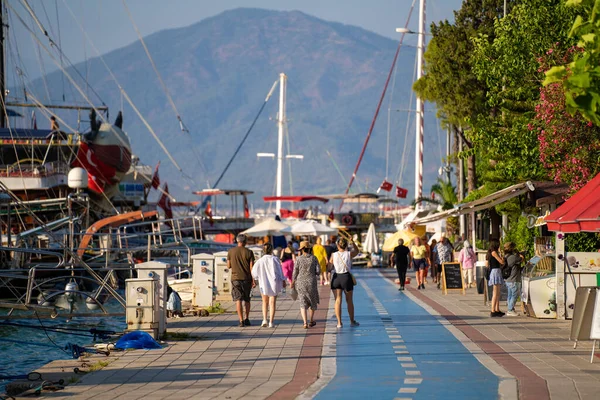 Άνθρωποι Στην Πεζοδρομημένη Ζώνη Στο Λιμάνι Φετίγιε Mugla Τουρκία Ιουλίου — Φωτογραφία Αρχείου