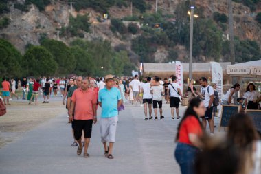 Oludeniz bölgesindeki plajda kalabalık insanlar vardı. Mugla, Türkiye - 10 Temmuz 2023.