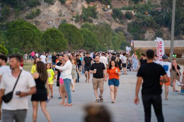 Oludeniz bölgesindeki plajda kalabalık insanlar vardı. Mugla, Türkiye - 10 Temmuz 2023.