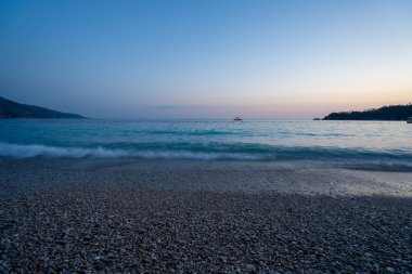 Oludeniz 'in Belcekiz (Belcegiz) plajında akşam saatleri.