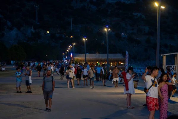 Overvolle Mensen Het Strand Wijk Oludeniz Nachts Mugla Turkije Juli — Stockfoto