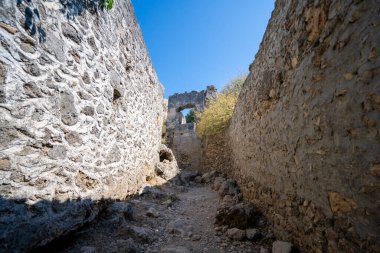 Stone Caddesi ve Yunan evi kalıntıları hayalet kasaba Kayakoy 'da. Kayakoy, Fethiye ilçesine bağlı bir Yunan köyü..