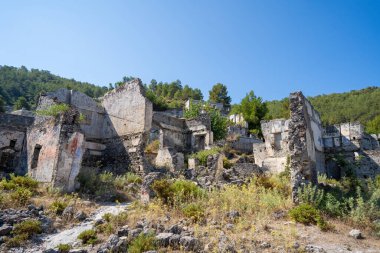 Kayakoy hayalet kasabasındaki antik Yunan harabeleri. Kayakoy, Fethiye ilçesine bağlı bir Yunan köyü. Mugla, Türkiye - 10 Temmuz 2023.