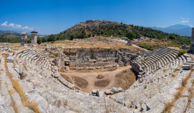 Eski şehir Xanthos 'taki antik tiyatronun panoramik görüntüsü.