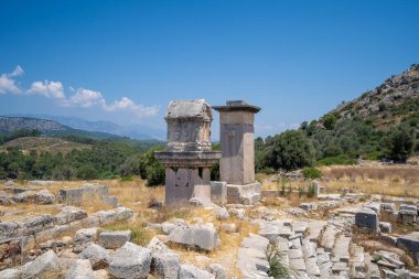 Harpy mezarı ve Xanthos antik şehrindeki sütunlu lahit. Xanthos, Lycialılar için bir kültür ve ticaret merkeziydi..