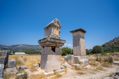 Harpy mezarı ve Xanthos antik şehrindeki sütunlu lahit. Xanthos, Lycialılar için bir kültür ve ticaret merkeziydi..